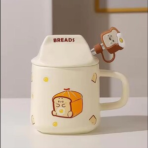 كوب مع قشة على شكل خبز