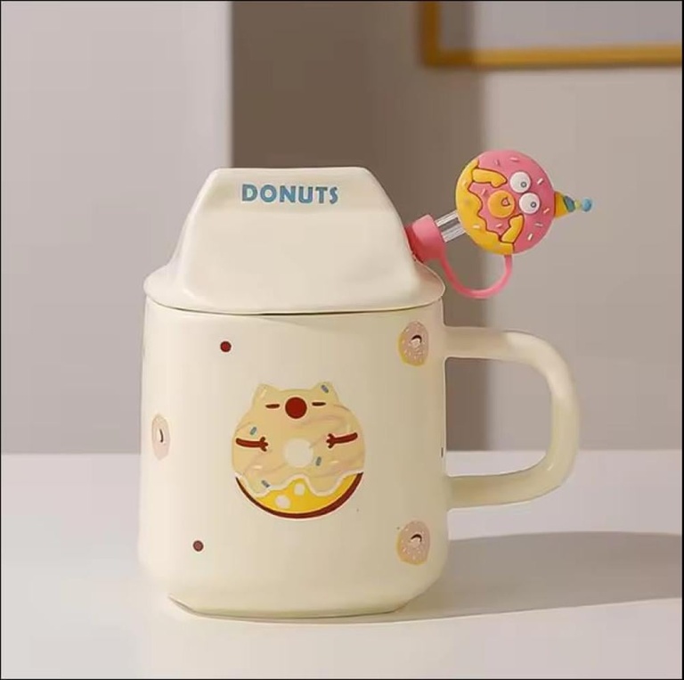 كوب مع قشة على شكل دونات