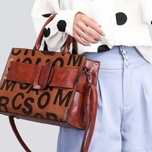 حقيبة يد نساءية بنمط حروف (بني)