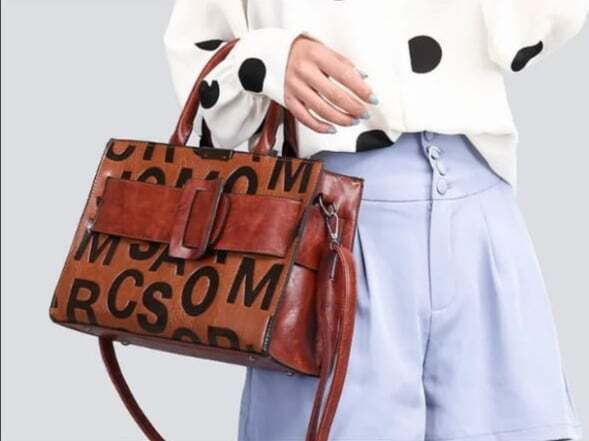 حقيبة يد نساءية بنمط حروف (بني)